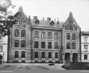 Skolebygning for Otto Anderssens skole i Uranienborgveien 7, tegnet av Holm Munthe, oppført i 1884. Foto: Oslo Museum (ca 1890).