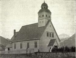 Uskedal kirke (1914). Foto: Nasjonalbiblioteket (1924).