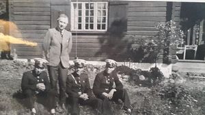 Utenfor hytta på Borgen.jpg