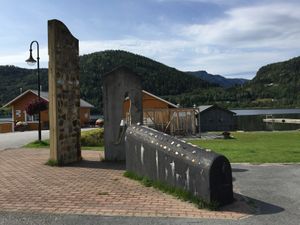 Utflytterbautaen Kviteseid 2015.JPG