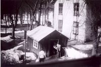Bilete av vaskebua til Ingebjørg Øystad. Biletet er teken av Toralf Hernholm på byrjinga av 1950-tallet. Toralf budde på bakeriet saman med foreldra Ragna og Sverre og syskena Berit og Per. Sverre og Toralf var bakerar. Bilete er teken frå andre etasje på bakeriet. På [[Øystad