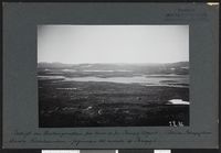 73. Utsigt over Hardangervidden fra veien op for Skaupsjøløgret. Til høire Skaupsjøen, til venstre Rødhellenutene i forgrunden det nederste af Skaupsjø - no-nb digifoto 20160330 00115 bldsa NGU0287.jpg
