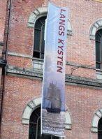 Banner ved Nasjonalgalleriet våren 2016 for utstillingen Langs kysten: Gude og hans elever omkring 1870. Foto: Stig Rune Pedersen