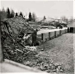 Etter bombingen 29. april 1944. Den fine porten fra 1936-37 er heldigvis intakt. Påskriften av bildet lyder "Våbenlager og WC etter bombingen 1944".