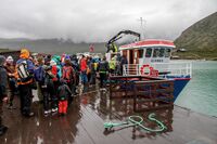 Fjellvandrere klare til å la Gjende III bringe dem et stykke nærmere dagens mål. Foto: Leif-Harald Ruud (2010).