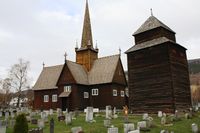Vågå kirke med støpul. Foto: Arnfinn Kjelland (2010).