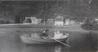 Prestekona Gudrun Vågdal med to sønner på Fiskvågvannet i 1932, prestegårdstunet i bakgrunnen.