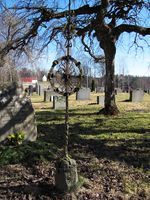 Smijernsgravminne syd for Våler kirke i Østfold, uleselig. Foto: Siri Johannessen (2016).