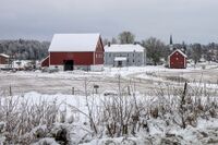 Den tidligere prestegården i Våler med kirken i bakgrunnen. Foto: Leif-Harald Ruud (2023).