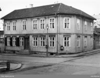 Vålerenggata 24, med Vålerenga politistasjon. Foto: Oslo Museum (ca. 1950).