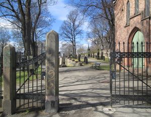 Vår Frelsers gravlund Oslo 2013 port.jpg