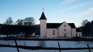 VA Mandal, Holum kirke, syd craW 2013-01-09.jpg