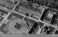 Flyfoto av plassen med Vahl skole bak. Foto: Vilhelm Skappel/Widerøes Flyveselskap/Oslo byarkiv (1952).