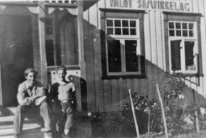 Valøy Samvirkelag ca 1945.JPG