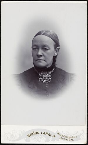 Valborg Platou (Visittkortfoto, blds 06050).jpg