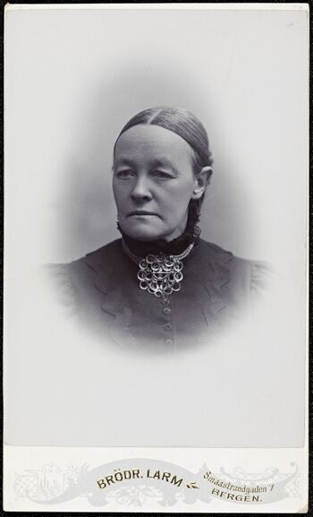 Valborg Platou (Visittkortfoto, blds 06050).jpg