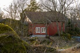 Bygning på gårdsanlegget. Foto: Anne Helene Gjelstad (2025).