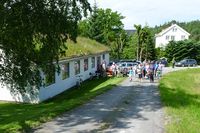 Vandring frå Egset til Åsen, med bøker og post, Nynorskefestspela 2011