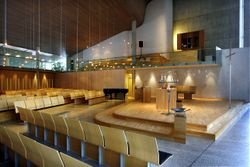 Interiøret i Vardåsen kirke er typisk minimalistisk, særpreget og stilfullt. Foto: Karl Braanaas (2006).