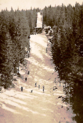 Vardebakken rett bak Asak skole var også et kulturminne - dessverre er det borte i dag.