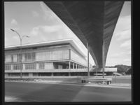 Hovedinngangspartiet, sett fra Bygdøy over Sjølystveien. Foto: Nasjonalbiblioteket