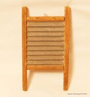 Et lite hjemmelaget leketøy-vaskebrett fra Røyken.