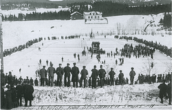 Vassøya skøytestevne 1911, sett fra jernbanelinjen mot eiendommen Vassøya.