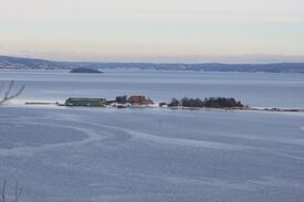 Vealøs sett fra Bassengtaket i Horten, MTB-hangarene til venstre, Norske Løve i midten og adkomsten til fastlandet til høyre. Foto: Odd Andreas Østtveit (2014).