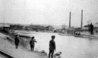 Smågutter i matrosdress ved Hølen i Vestfosselva i 1922.