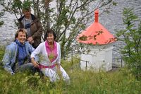 Tre ved fyret på Årsetøya. Gunn Brenne, Astrid Folkestad og Magne Folkestad.