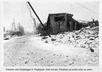 Ved porten, sett mot øst. Flykafeen ligger utenfor bildet på motsatt side av Fetveien.