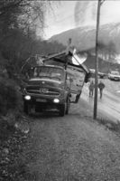 Elias Tilset som dreiv tømmertransport med kranbil, og flytta løda til Haueleite.