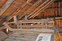 Her er vedasleden tilhørande 84.4 i Volda. Den står lagra opp på ei høyvogn.