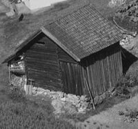 Vedskjulet på Gravningen (Også gamle vstue på Nordre Gravningen). Foto: A. Holm (1957)