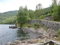 Vegen ned til lagerhuset for Åmdalsverk. «Verkensbrygga». Bandaksli brygge i bakgrunnen. (Foto: Olav Momrak-Haugan, 2011)