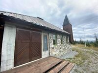 Motiv fra inngangspartiet til Veggli fjellkirke. Foto: Stig Rune Pedersen (2021)