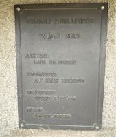 Plakett på veggen til Veggli fjellkirke. Foto: Stig Rune Pedersen (2021)