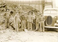 Arbeidslag med vegarbeidere fra Oslo vegvesen, 1939. Kaare Iversen er nummer fem fra høyre.