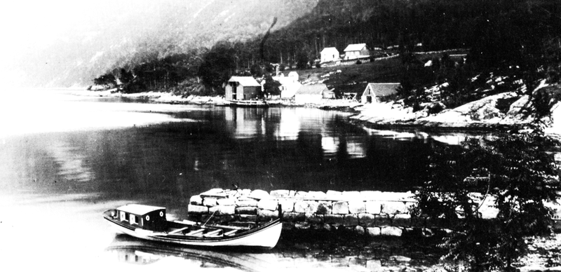 Fil:Vengbaat ved Rosendal 1890-aara ukjent fotograf.png