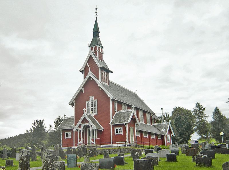 Fil:Veoy-church-Molde-Norway.jpg