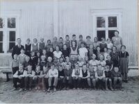 Vestås skole 1937. Modolf Westli nr. 5 fra venstre, første rekke. Foto: Ukjent