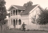Vestby Nedre, her fotografert av Peder Westbye i 1920, var en typisk Vestbygård.