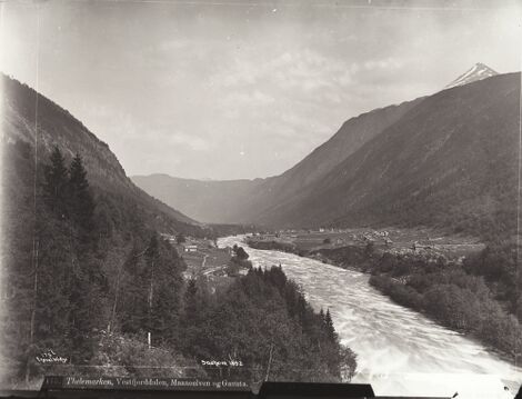 Vestfjorddalen på 1880-tallet. Til høyre i bildet Såheim-gårdene, hvor Norsk Hydro senere anlegger sitt fabrikkområde. Til venstre i bildet Bøen. Foto: Axel Lindahl, Norsk Folkemuseum