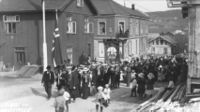 Folketoget på vei opp Støabakken (Ellingsbakken) 17. mai 1914.