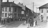 Folketoget i Storgata i Vestfossen 17. mai 1914.
