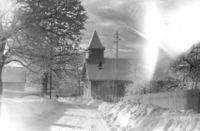 Vinterbilde av Vestfossen kapell i Fossgata.