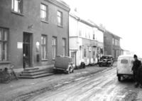 Trafikkulykke på slutten av 1940-tallet. En Opel har kjørt inn i Ekers sparebanks filial i Vestfossen.