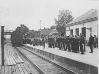 Militærmusikere på Vestfossen stasjon i mellomkrigstida.