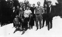 Medlemmer av koret på skitur midt på 1920-tallet.