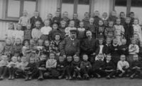 Elevene ved Vestfossen Kredsskole i 1910. Her ser vi jenter og gutter i forskjellige matrosklær.